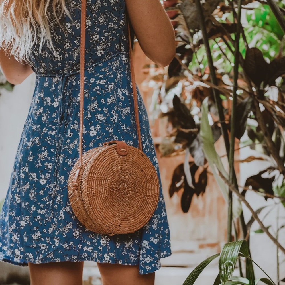 Round rattan shoulder bag